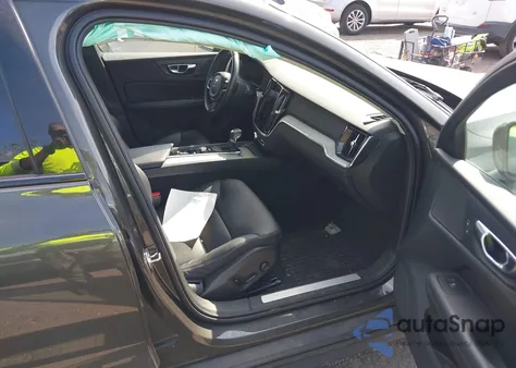 2021 Volvo V60 Cross Country T5 z USA, uszkodzony, nr VIN YV4102WK1M1071620